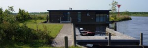 Te huur in Friesland, een woonboot op een unieke locatie aan het water